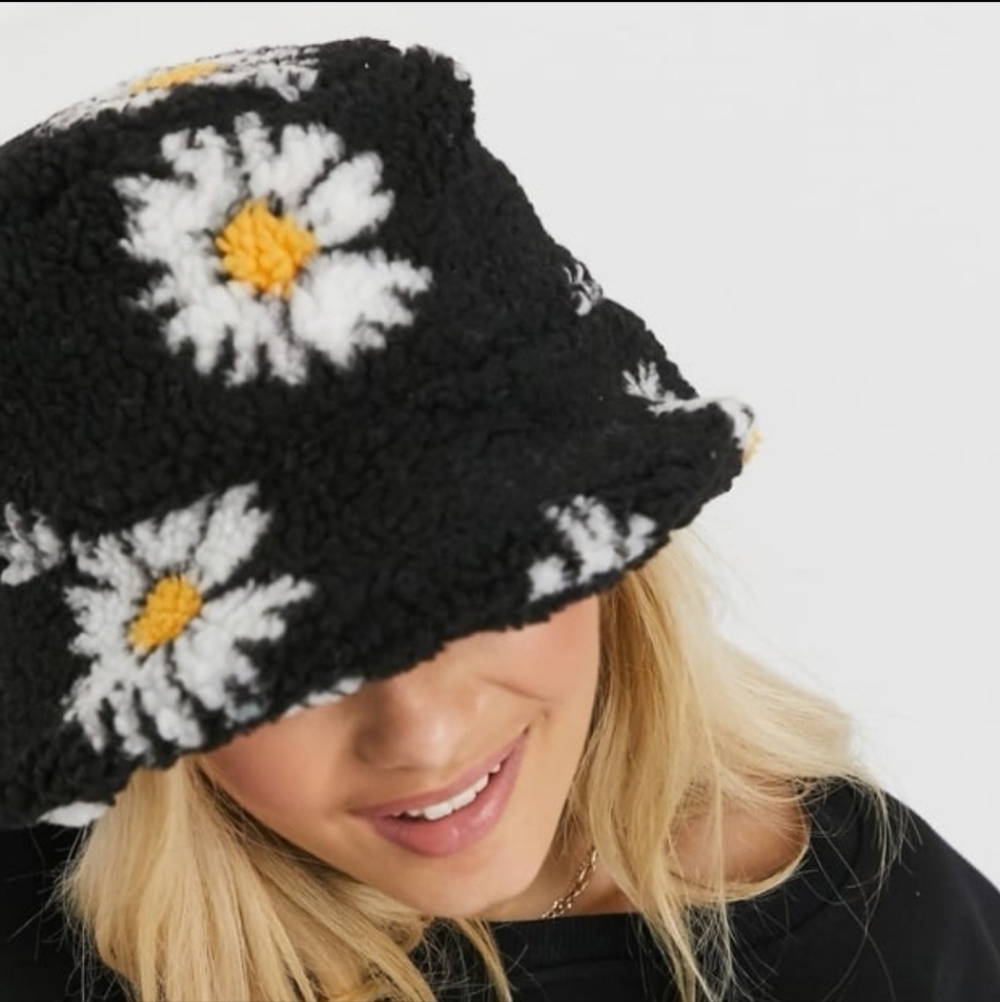 Y2K Sherpa Floral Daisy Teddy Bucket Hat